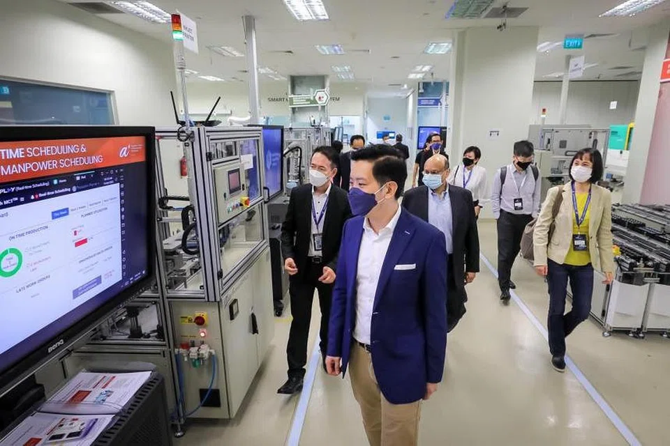 Menteri Negara (Perdagangan dan Perusahaan, Encik Alvin Tan, meninjau Model Factory @ SIMTech pada Khamis (14 April).