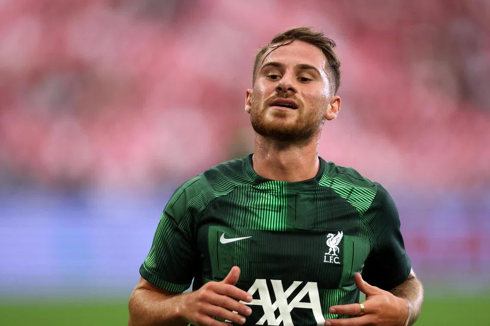 PAPAR PERMAINAN YANG BAIK: Meskipun bahagian ‘midfield’ pertahanan bukan posisinya, Alexis Mac Allister telah memikul tugas dengan baik semasa Liverpool menentang SV Darmstadt 98 dalam perlawanan persahabatan.