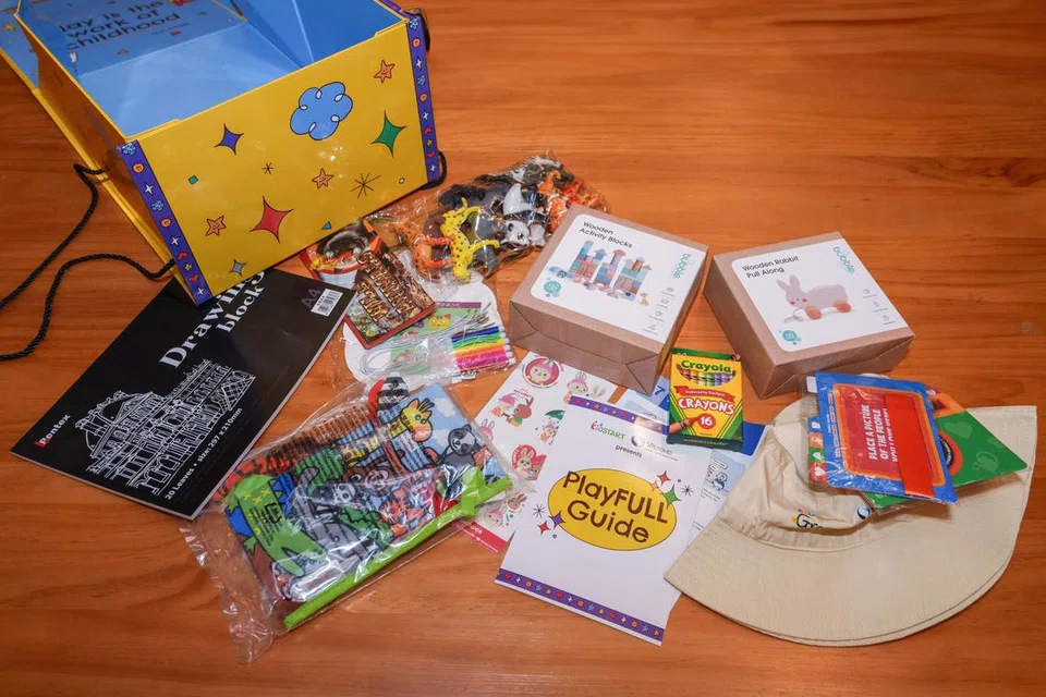 Antara kandungan Pek PlayFULL ialah buku deria, mainan imaginatif, dan bahan kraf. 