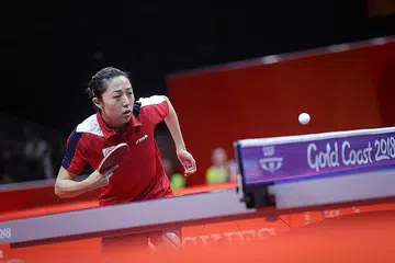 TEBUS KEKECEWAAN: Yu Mengyu yang tewas kepada pemain India, Manika Batra dalam final tenis meja wanita di Sukan Komanwel Gold Coast berazam untuk menebus kekecewaan itu. - Foto BH oleh ONG WEE JIN