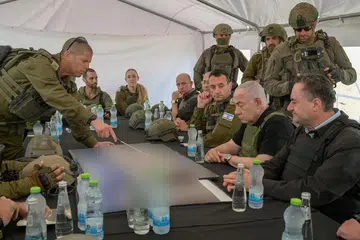 Perdana Menteri Israel, Encik Benjamin Netanyahu (duduk, dua dari kanan), bersama Menteri Pertahanan, Encik Israel Katz (kanan), dan Ketua Staf Tentera, Encik Herzi Halevi (duduk, tiga dari kanan), ketika sesi taklimat di Koridor Netzarim, laluan bekalan tentera utama Israel yang membahagi Jaluran Gaza, pada 19 November.