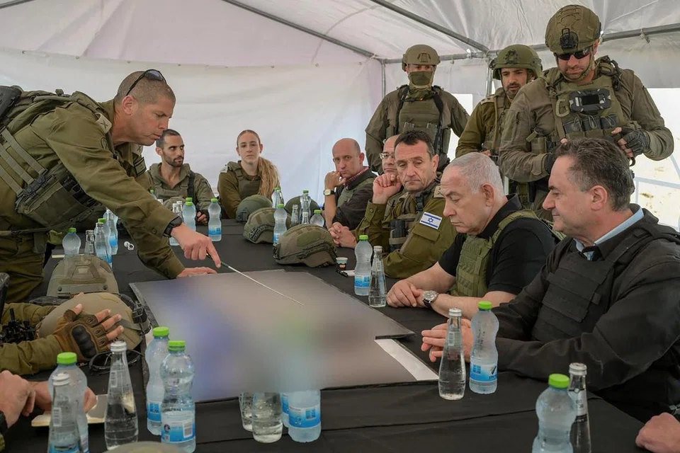 Perdana Menteri Israel, Encik Benjamin Netanyahu (duduk, dua dari kanan), bersama Menteri Pertahanan, Encik Israel Katz (kanan), dan Ketua Staf Tentera, Encik Herzi Halevi (duduk, tiga dari kanan), ketika sesi taklimat di Koridor Netzarim, laluan bekalan tentera utama Israel yang membahagi Jaluran Gaza, pada 19 November.