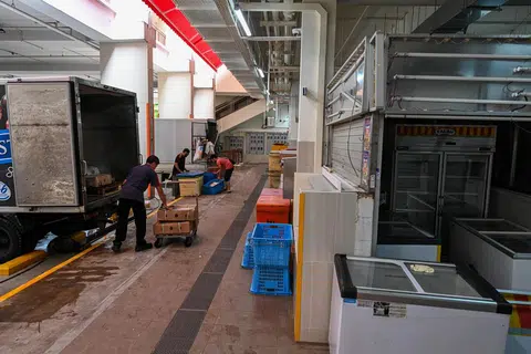 Ruang pemuatan dan pemunggahan telah diperluas untuk memudahkan  peniaga menerima barangan daripada pembekal. 