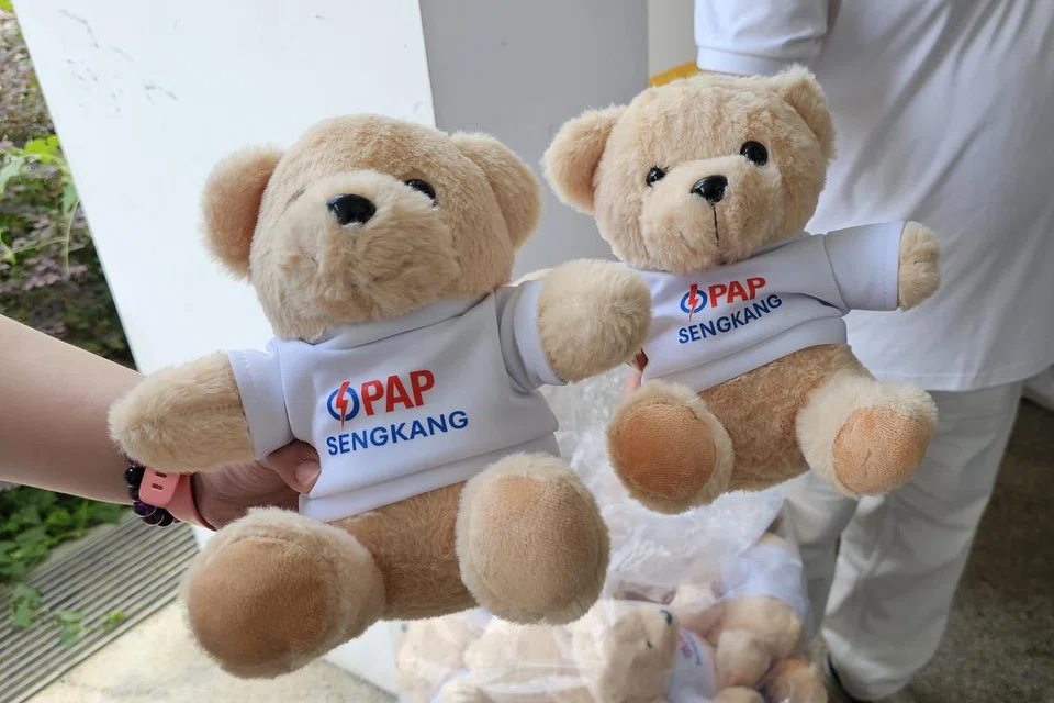 Pasukan Parti Tindakan Rakyat (PAP) GRC Sengkang mengedarkan patung beruang PAP GRC Sengkang kepada penduduk pada 30 Mac.