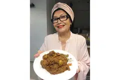 JELASKAN PERBEZAAN ANTARA RENDANG: Guru pesara dan personaliti televisyen veteran, Cik Zaharah Salleh, berkata bahawa rendang gaya Minang tidak jauh berbeza daripada rendang tok. Rendang Minang kering, tetapi banyak guna santan. Beliau ditemui di rumah anaknya dalam kawasan Pasir Ris baru-baru ini.