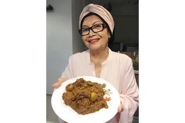 JELASKAN PERBEZAAN ANTARA RENDANG: Guru pesara dan personaliti televisyen veteran, Cik Zaharah Salleh, berkata bahawa rendang gaya Minang tidak jauh berbeza daripada rendang tok. Rendang Minang kering, tetapi banyak guna santan. Beliau ditemui di rumah anaknya dalam kawasan Pasir Ris baru-baru ini.