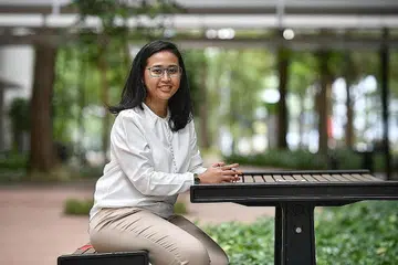 RASA ADA KELEBIHAN SEBAGAI BEKAS PELAJAR ITE: Cik Sitti Fatimah Mohamed Sa'ad dapat memahami pengalaman yang dilalui para pelajarnya kini kerana beliau pernah berada di tempat mereka suatu ketika dahulu. - Foto BH oleh ARIFFIN JAMAR