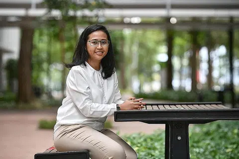 RASA ADA KELEBIHAN SEBAGAI BEKAS PELAJAR ITE: Cik Sitti Fatimah Mohamed Sa'ad dapat memahami pengalaman yang dilalui para pelajarnya kini kerana beliau pernah berada di tempat mereka suatu ketika dahulu. - Foto BH oleh ARIFFIN JAMAR
