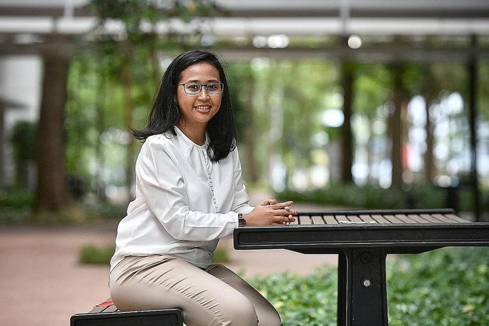RASA ADA KELEBIHAN SEBAGAI BEKAS PELAJAR ITE: Cik Sitti Fatimah Mohamed Sa'ad dapat memahami pengalaman yang dilalui para pelajarnya kini kerana beliau pernah berada di tempat mereka suatu ketika dahulu. - Foto BH oleh ARIFFIN JAMAR
