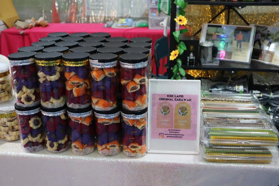 Salah satu produk popular di Singapura adalah kek lapis Sarawak yang dihasilkan isteri Azlee, Nurul Hidayah. Mereka juga menjual kuih Raya seperti tart nanas, kuih tart Nutella dan kuih tart Cadbury.
