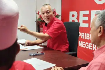 Exco Kerajaan Negeri Terengganu, Datuk Razali Idris (gambar) dan dua lagi pemimpin kanan meletakkan jawatan Ketua Parti Pribumi Bersatu Malaysia Terengganu, bersama dua lagi pemimpin kanan.