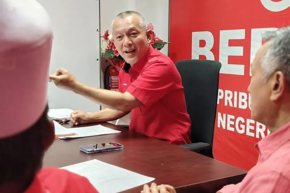 Exco Kerajaan Negeri Terengganu, Datuk Razali Idris (gambar) dan dua lagi pemimpin kanan meletakkan jawatan Ketua Parti Pribumi Bersatu Malaysia Terengganu, bersama dua lagi pemimpin kanan.