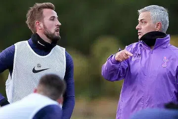 TERUSKAN LATIHAN: Jose Mourinho (kanan) berbincang bersama Harry Kane dalam sesi pertama latihan Spurs di bawah pengurusan ketua jurulatih yang baru itu. - Foto TOTTENHAMHOTSPUR.COM