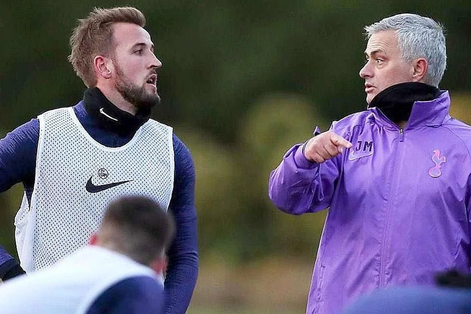 TERUSKAN LATIHAN: Jose Mourinho (kanan) berbincang bersama Harry Kane dalam sesi pertama latihan Spurs di bawah pengurusan ketua jurulatih yang baru itu. - Foto TOTTENHAMHOTSPUR.COM