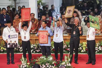KONGSI MESEJ PERPADUAN: Calon-calon Presiden Indonesia, Encik Anies Baswedan (kiri), Encik Prabowo Subianto (tiga dari kiri) dan Encik Ganjar Pranowo (dua dari kanan) bersama calon-calon naib presiden Encik Muhaimin Iskandar (dua dari kiri), Encik Gibran Rakabuming Raka (tiga dari kanan) dan Encik Mahfud MD (kanan) bergambar selepas undian di pejabat Suruhanjaya Pilihan Raya (KPU) di Jakarta.  