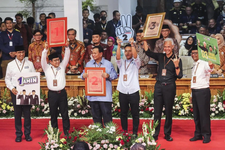 KONGSI MESEJ PERPADUAN: Calon-calon Presiden Indonesia, Encik Anies Baswedan (kiri), Encik Prabowo Subianto (tiga dari kiri) dan Encik Ganjar Pranowo (dua dari kanan) bersama calon-calon naib presiden Encik Muhaimin Iskandar (dua dari kiri), Encik Gibran Rakabuming Raka (tiga dari kanan) dan Encik Mahfud MD (kanan) bergambar selepas undian di pejabat Suruhanjaya Pilihan Raya (KPU) di Jakarta.  