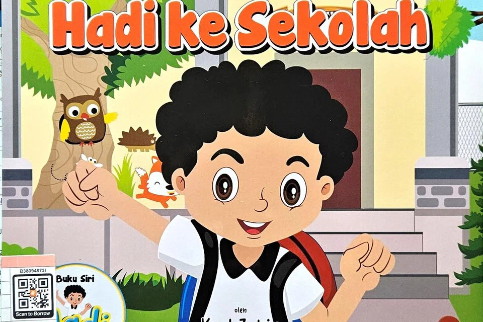 Hadi ke Sekolah 
Nombor Panggilan: J SING KAR
Hadi berasa sangat gembira pada hari pertama di sekolah. Dia tidak sabar untuk bertemu dengan rakan-rakannya di sekolah. Namun Hadi berasa perjalanan ke sekolah agak lambat, sehinggakan dia hilang kesabaran.