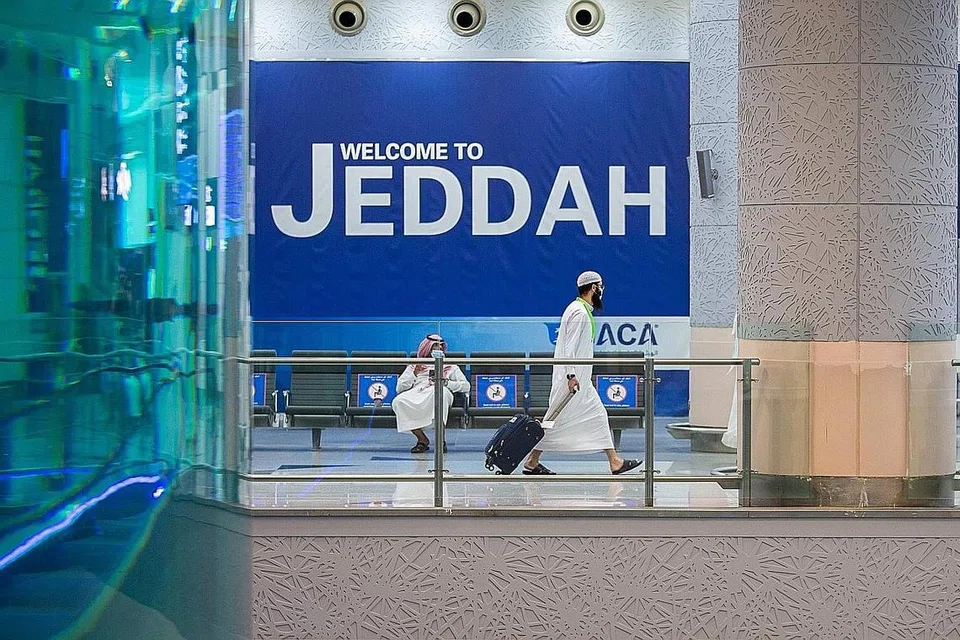 LARANGAN DITARIK BALIK: Gambar fail menunjukkan seorang pengguna sedang membawa begnya di Lapangan Terbang Antarabangsa Raja Abdulaziz di Jeddah. Kerajaan Saudi akan menamatkan semua larangan perjalanan menggunakan pengangkutan darat, udara dan laut bagi semua rakyatnya selepas 1 Januari tahun depan. - Foto AFP