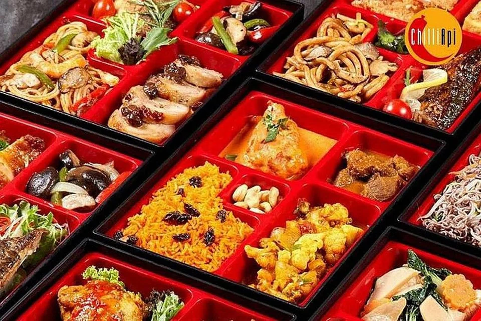 MAKANAN TERCEMAR: Menurut MOH dan SFA, seramai 82 orang yang terjejas melaporkan mereka menunjukkan gejala penyakit radang perut dan usus selepas memakan sajian daripada syarikat katering Chilli Api Catering antara 10 Mac dengan 12 Mac lalu. - Foto INSTAGRAM CHILLI API CATERING