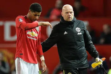 KEMBALI CEDERA: Penyerang, Marcus Rashford, diiringi pegawai perubatan Manchester United terpaksa digantikan pada minit ke-80 setelah berada di padang hanya 16 minit. - Foto EPA-EFE