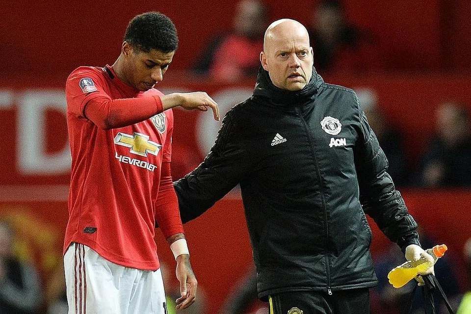 KEMBALI CEDERA: Penyerang, Marcus Rashford, diiringi pegawai perubatan Manchester United terpaksa digantikan pada minit ke-80 setelah berada di padang hanya 16 minit. - Foto EPA-EFE