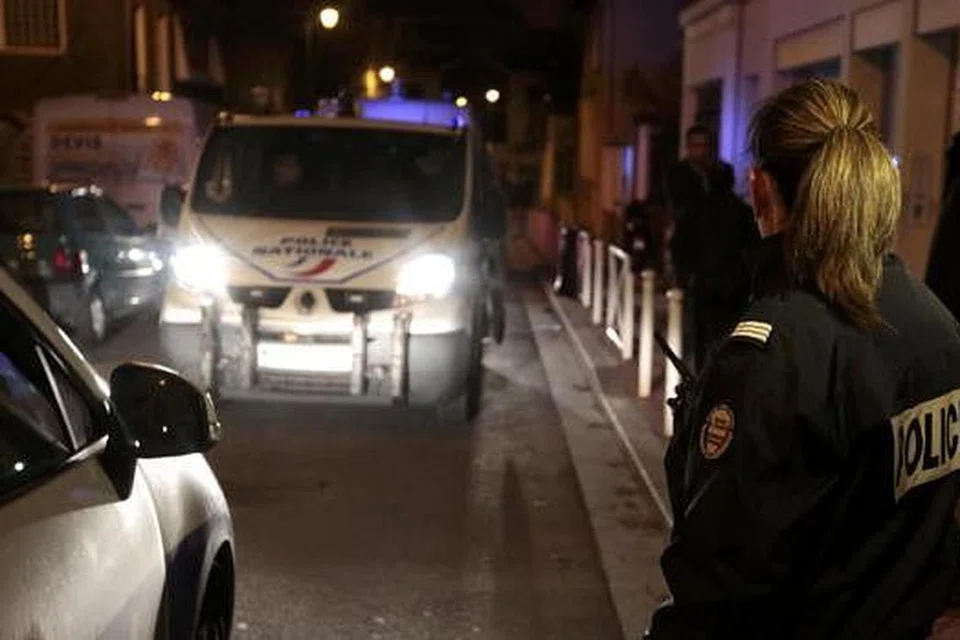 LANGKAH KESELAMATAN DIPERKETAT: Polis Perancis mengadakan sekatan jalan raya kelmarin selepas tali pinggang yang dipasang bahan letupan ditemui di Montrouge, dekat Paris, selepas satu siri serangan berani mati dilancarkan di ibu kota Perancis itu pada 13 November lalu. - Foto AFP