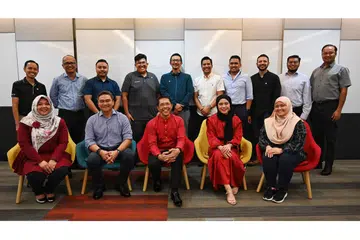 LUAH KEPRIHATINAN DAN SARANAN: (barisan pertama, tiga dari kiri) Menteri di Pejabat Perdana Menteri (PMO), Dr Mohamad Maliki Osman dan (barisan pertama, dua dari kiri) Anggota Parlimen GRC Bishan-Toa Payoh, Encik Saktiandi Supaat telah bertemu para karyawan bidang IT dalam satu sesi dialog anjuran BH yang dikendalikan (barisan kedua, dua dari kiri) oleh (barisan belakang, dua dari kiri) Editor Bersekutu, Encik Nizam Ismail. - Foto BH oleh KHALID BABA