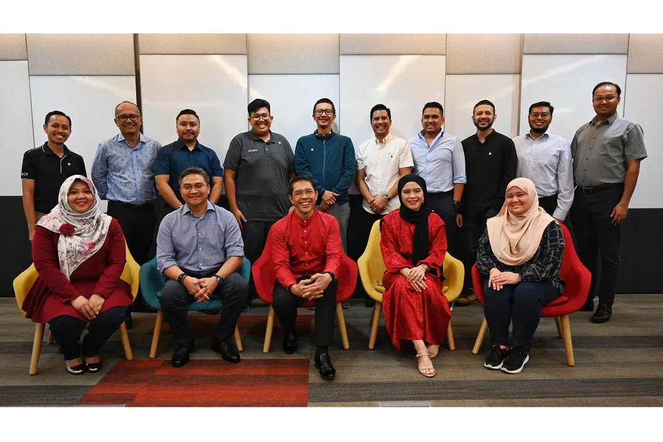 LUAH KEPRIHATINAN DAN SARANAN: (barisan pertama, tiga dari kiri) Menteri di Pejabat Perdana Menteri (PMO), Dr Mohamad Maliki Osman dan (barisan pertama, dua dari kiri) Anggota Parlimen GRC Bishan-Toa Payoh, Encik Saktiandi Supaat telah bertemu para karyawan bidang IT dalam satu sesi dialog anjuran BH yang dikendalikan (barisan kedua, dua dari kiri) oleh (barisan belakang, dua dari kiri) Editor Bersekutu, Encik Nizam Ismail. - Foto BH oleh KHALID BABA