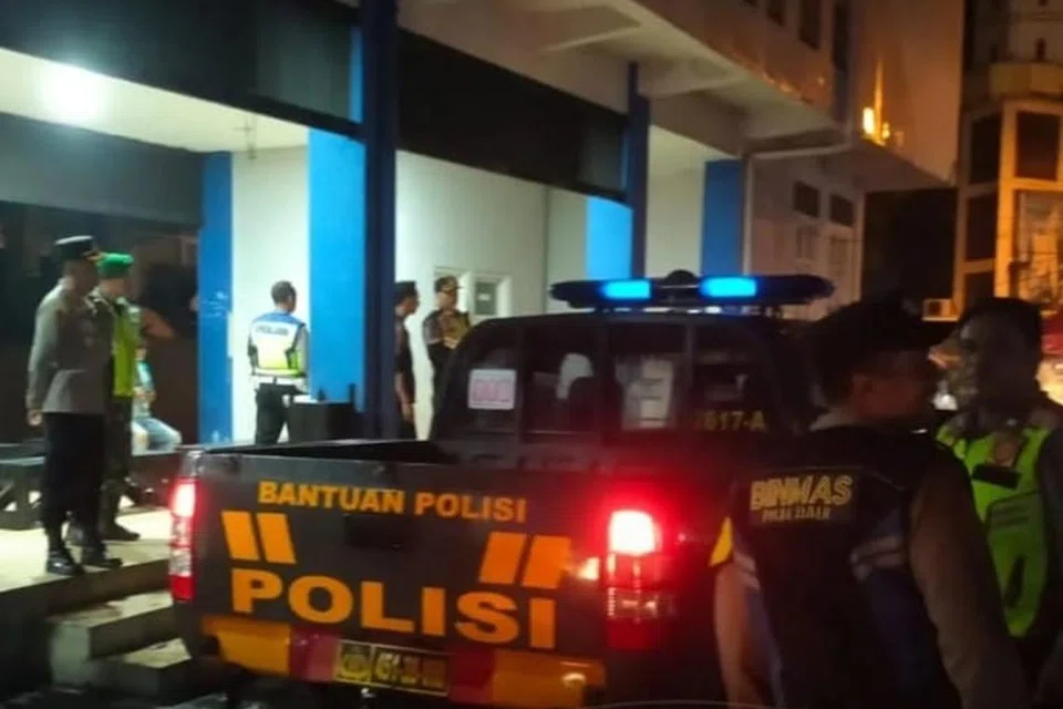 Polis Bandar Bandung telah menahan tiga remaja lelaki yang disyaki terlibat dalam kes gangguan seksual terhadap dua pelancong dari Singapura.