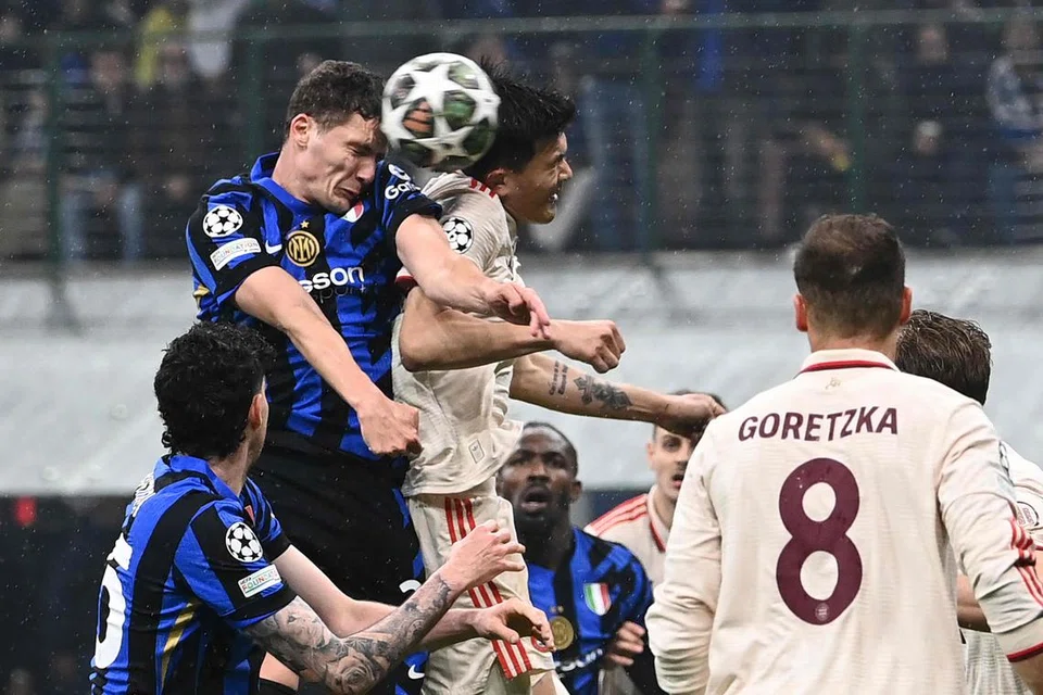 Pemain pertahanan Inter Milan,  Benjamin Pavard (kiri) menjaringkan gol kedua pasukannya semasa perlawanan bola sepak suku akhir kedua Liga Juara-Juara antara Inter Milan dengan Bayern Munich di Stadium San Siro, Milan pada 16 April.