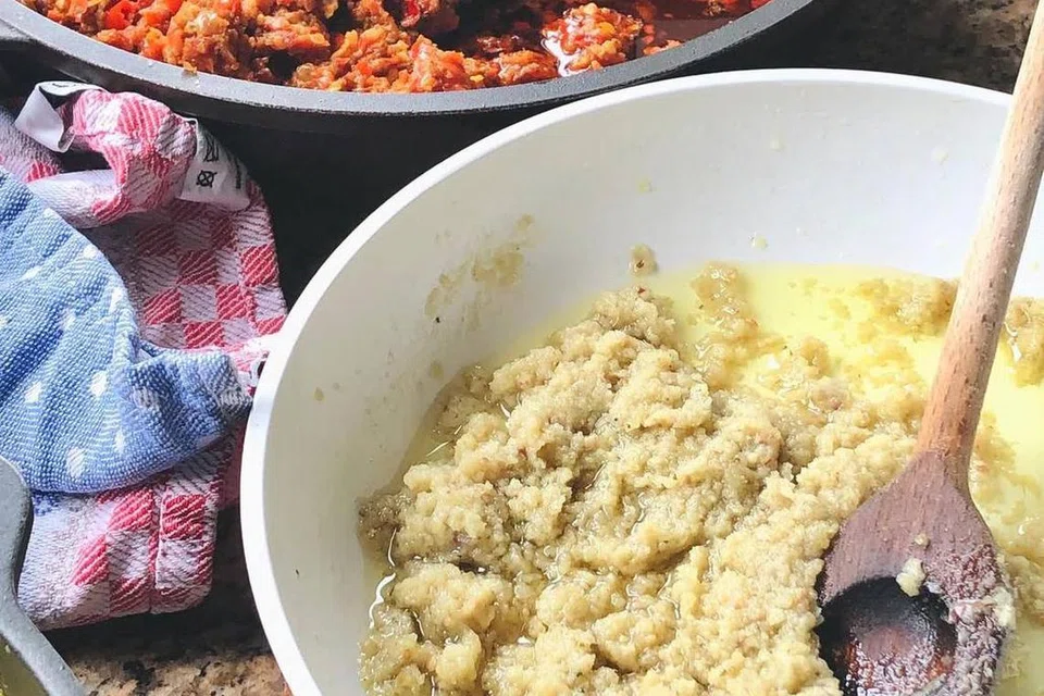 Bumbu putih digunakan dalam hidangan seperti opor ayam dan semur, manakala bumbu merah pula sesuai untuk sambal, gulai, dan dendeng balado.