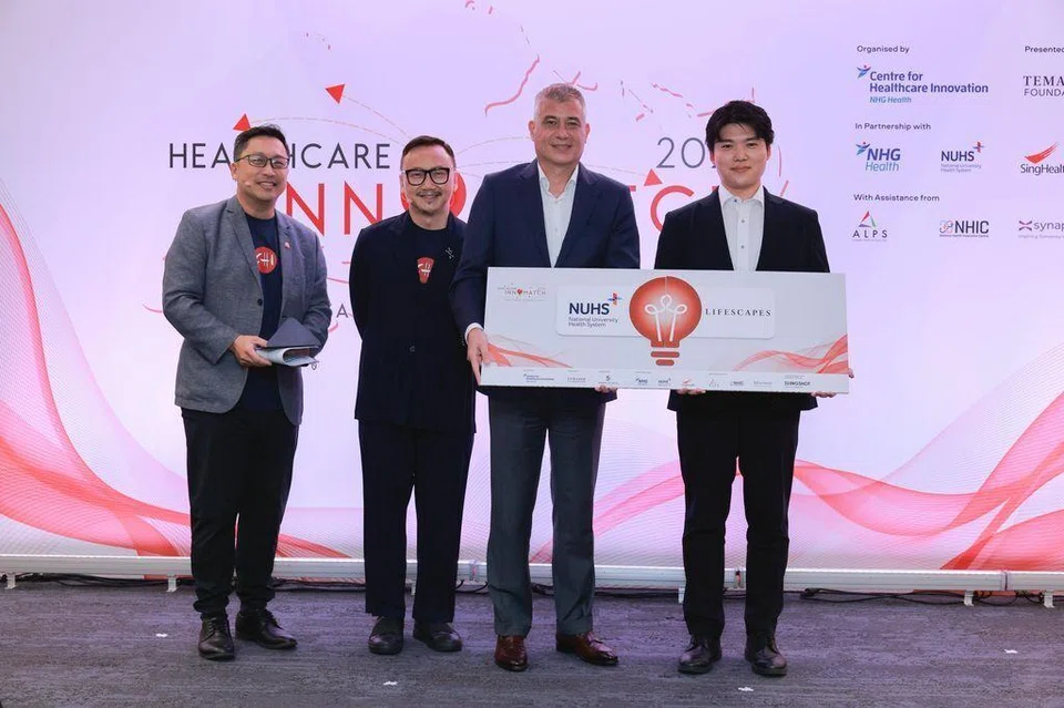 Syarikat LIFESCAPES diumumkan sebagai salah satu pemenang di peringkat akhir CHISEL Healthcare InnoMatch 2025. Gambar menunjukkan (dari kiri) Pengacara dan Pengarah Timbalan Pejabat Geran dan Inovasi, CHI,  Encik Casper Ng; pengacara dan Pengarah Klinikal CHI, profesor bersekutu, Encik Wong Hon Tym; pengadil peringkat akhir CHISEL, Ketua Pegawai Eksekutif Hospital Universiti Nasional, Profesor Aymeric Lim; dan Ketua Pegawai Strategi LIFESCAPES, Encik Masaaki Hayashi.