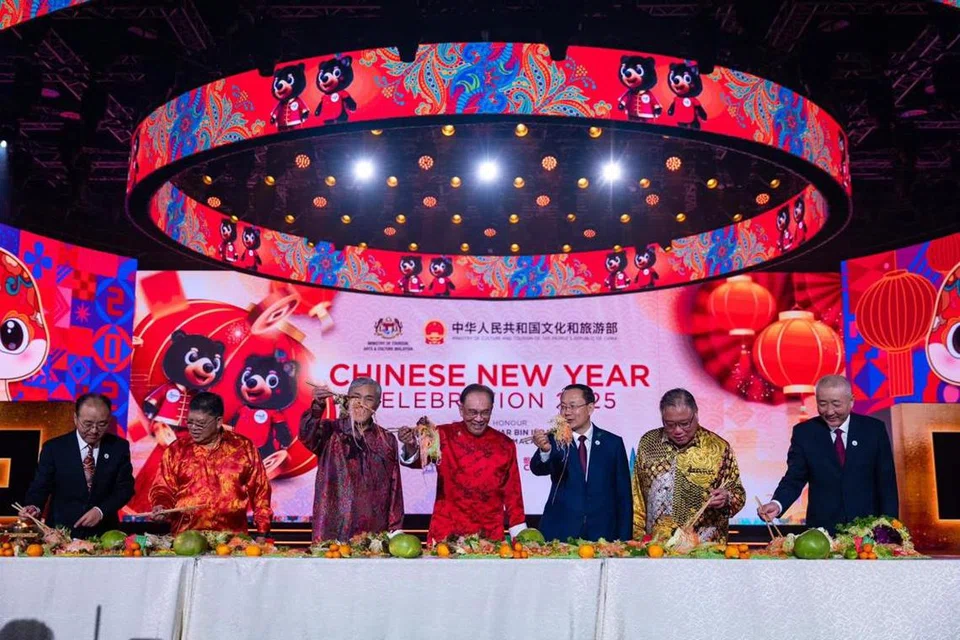 Perdana Menteri Malaysia, Datuk Seri Anwar Ibrahim (tengah), menggaul ‘yee sang’ bersama Timbalan Perdana Menteri, Datuk Seri Ahmad Zahid Hamidi (tiga dari kiri) dan Menteri Kebudayaan dan Pelancongan Republik China, Encik Sun Yeli (dua dari kanan) serta Menteri Pelancongan, Seni dan Budaya Malaysia, Datuk Seri Tiong King Sing (kanan) sebagai gimik sambutan Tahun Baru Cina 2025 di Kuala Lumpur pada 25 Januari.