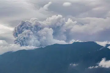 MELETUS: Gunung Marapi memuntahkan abu panas semasa letusannya, yang dilihat dari Tanah Datar di Sumatera Barat pada 3 Disember