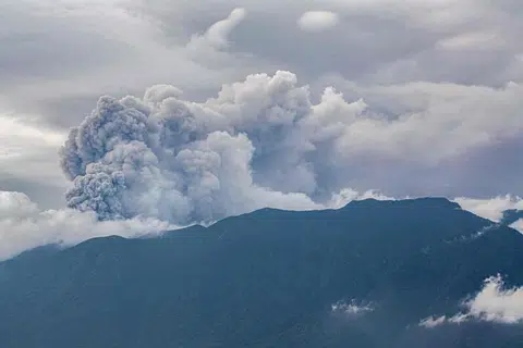 MELETUS: Gunung Marapi memuntahkan abu panas semasa letusannya, yang dilihat dari Tanah Datar di Sumatera Barat pada 3 Disember