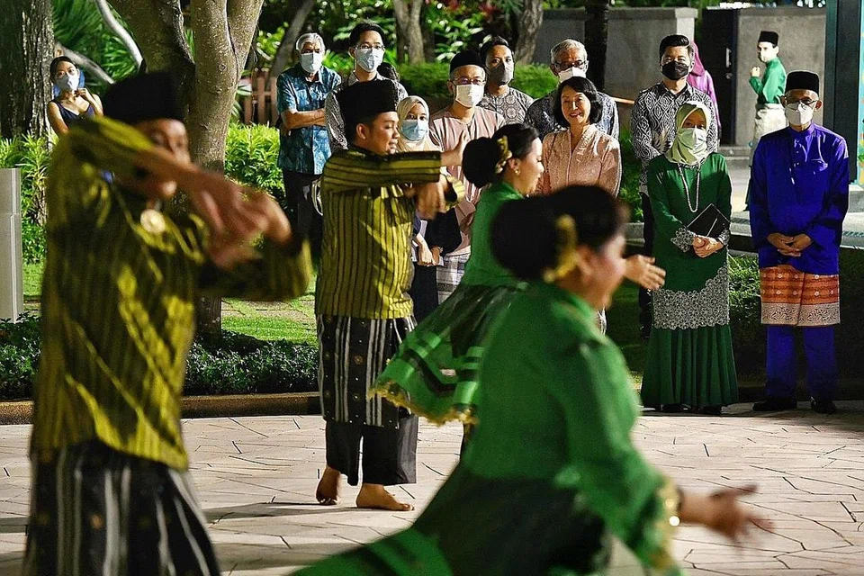#LASTKOPEKRAYA: (Dari kanan) Menteri Bertanggungjawab bagi Ehwal Masyarakat Islam, Encik Masagos Zulkifli Masagos Mohamad dan Setiausaha Parlimen (Perhubungan dan Penerangan merangkap Kesihatan), Cik Rahayu Mahzam, menyaksikan persembahan tarian dari Dian Dancers semasa hari pembukaan Riang Ria Raya di Taman Warisan Melayu (MHC). - Foto BH oleh DESMOND FOO