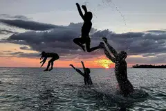TARIK PELANCONG: Destinasi seperti Pulau Ko Kut di wilayah Trat, Thailand ini (gambar atas) dijangka dibanjiri lebih ramai pelancong dengan pengecualian visa ketibaan pelawat dari 21 negara asing. - Foto REUTERS