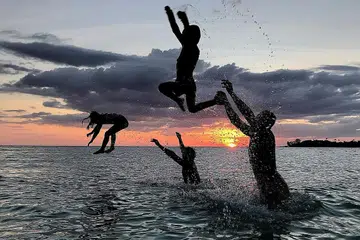 TARIK PELANCONG: Destinasi seperti Pulau Ko Kut di wilayah Trat, Thailand ini (gambar atas) dijangka dibanjiri lebih ramai pelancong dengan pengecualian visa ketibaan pelawat dari 21 negara asing. - Foto REUTERS