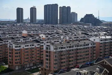 EKONOMI PERLAHAN: Bangunan-bangunan kediaman di sekitar kawasan perindustrian yang murah dan terpencil seperti di bandar Hegang di wilayah Heilongjiang, kini menjadi pilihan generasi muda untuk melabur dalam hartanah dan sekali gus meninggalkan metropolis moden China yang mahal.