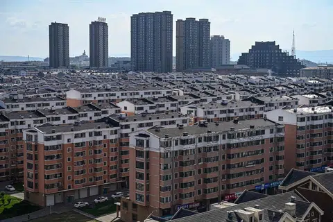 EKONOMI PERLAHAN: Bangunan-bangunan kediaman di sekitar kawasan perindustrian yang murah dan terpencil seperti di bandar Hegang di wilayah Heilongjiang, kini menjadi pilihan generasi muda untuk melabur dalam hartanah dan sekali gus meninggalkan metropolis moden China yang mahal.