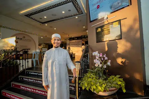 Pegawai Dakwah Masjid Yusof Ishak, Ustaz Muhammad Idris Rifaie, 33 tahun, berkata antara cara memastikan anak muda terpaut pada masjid adalah dengan memberi mereka tanggungjawab untuk menjadi bilal atau imam di masjid. 