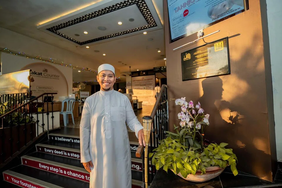 Pegawai Dakwah Masjid Yusof Ishak, Ustaz Muhammad Idris Rifaie, 33 tahun, berkata antara cara memastikan anak muda terpaut pada masjid adalah dengan memberi mereka tanggungjawab untuk menjadi bilal atau imam di masjid. 