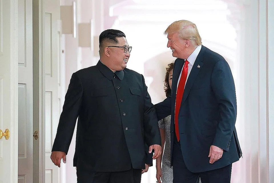 PENUH MESRA: Presiden Amerika Donald Trump dan pemimpin Korea Utara Kim Jong Un, yang pernah saling mengecam, bertemu dalam suasana penuh mesra (gambar atas) mengakhiri sidang puncak mereka di Singapura dengan kenyataan bersama yang membuka jalan bagi dunia yang lebih aman. - Foto AFP