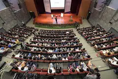 LUASKAN PENGETAHUAN: Encik Chan Chun Sing (depan, atas pentas) menggesa mahasiswa NTU supaya meluaskan pengetahuan mereka melebihi bidang pengajian supaya lebih berkeupayaan apabila menyertai pasaran kerja nanti. - Foto THE STRAITS TIMES