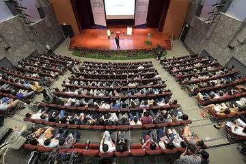 LUASKAN PENGETAHUAN: Encik Chan Chun Sing (depan, atas pentas) menggesa mahasiswa NTU supaya meluaskan pengetahuan mereka melebihi bidang pengajian supaya lebih berkeupayaan apabila menyertai pasaran kerja nanti. - Foto THE STRAITS TIMES
