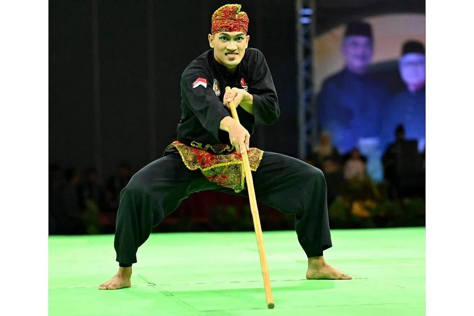 EMAS SEMAKIN HAMPIR: Iqbal ketika beraksi dalam suku akhir acara seni tunggal putera di Pusat Dagangan Antarabangsa Melaka (MITC) semalam. - Foto JIA XING