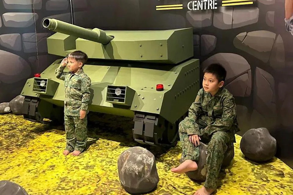 Belajar tentang kehidupan Perkhidmatan Negara (NS) di acara Latihan Asas Tentera (BMT) di Wisma Teroka Singapura. 