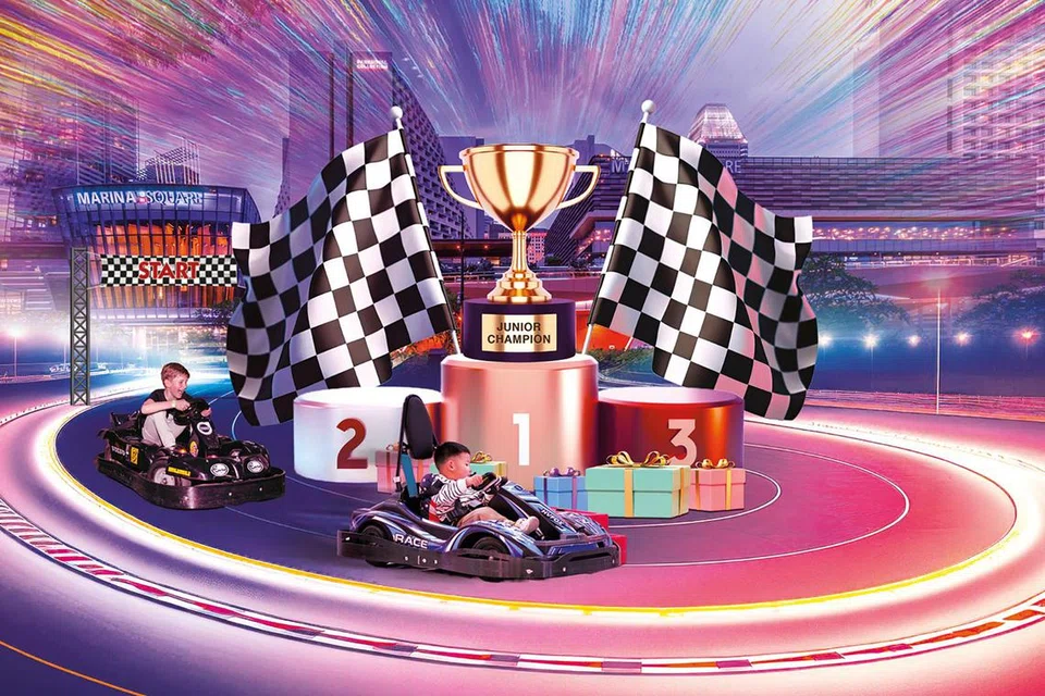 NAIK KERETA: Sempena musim F1 ini, kanak-kanak boleh naik kereta elektrik mini dan menikmati beberapa pusingan di pusat beli-belah Marina Square.