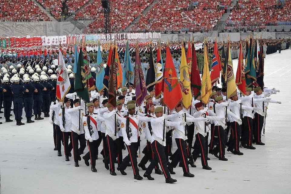 WARNA-WARNI KEBANGGAAN: Kontinjen Panji-Panji Negara berarak keluar dari Padang setelah selesai bahagian Perbarisan dan Upacara (P&C). - Foto BH oleh SHINTARO TAY