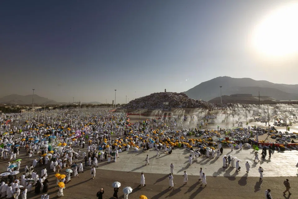 Suasana di Arafah dan Jabal Rahmah pada hari wukuf pada 15 Jun 2024.